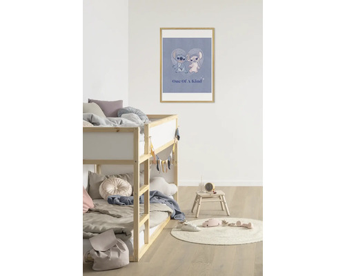 Kinderzimmer mit Etagenbett und gerahmtem Stitch-Poster an der Wand