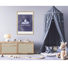 Kinderzimmer mit Himmelbett, Kommode und gerahmtem Wandbild