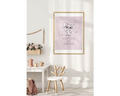 Dekoratives Kinderzimmer mit Poster, das ein Cartoon-Motiv und den Schriftzug 'Always an Angel' zeigt.