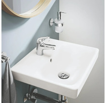 Modernes Badezimmerwaschbecken mit Armatur, Seifenspender und Handtuchhalter