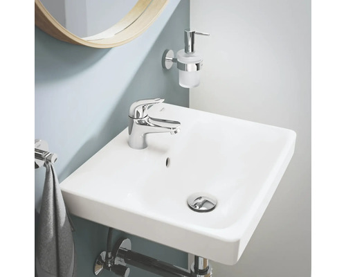Modernes Badezimmerwaschbecken mit Armatur, Seifenspender und Handtuchhalter
