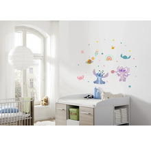 Babyzimmer mit Wandstickern, Wickeltisch und Kinderbett