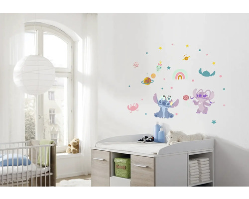 Babyzimmer mit Wandstickern, Wickeltisch und Kinderbett