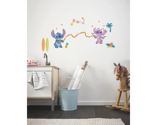 Dekoratives Kinderzimmer mit Wandtattoo, Spielküche und Schaukelpferd.