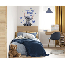 Kinderzimmer mit Bett, Schreibtisch und Wandtattoo