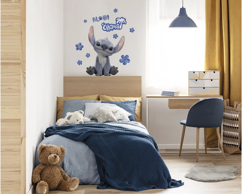 Kinderzimmer mit Bett, Schreibtisch und Wandtattoo