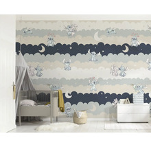 Kinderzimmer mit Kinderbett, Kommode und Wandtapete mit Stitch-Motiven