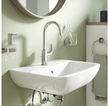 Waschbecken mit Armatur, Seifenspender, Zahnputzbecher und Handtuchring im Badezimmer