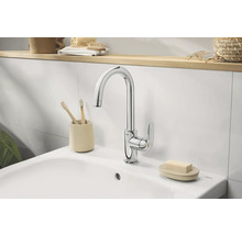 Glänzender Wasserhahn auf einem Waschbecken im Badezimmer