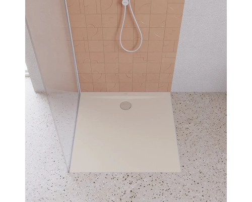 Quadratische Duschwanne mit Duschkabine in einem Badezimmer.