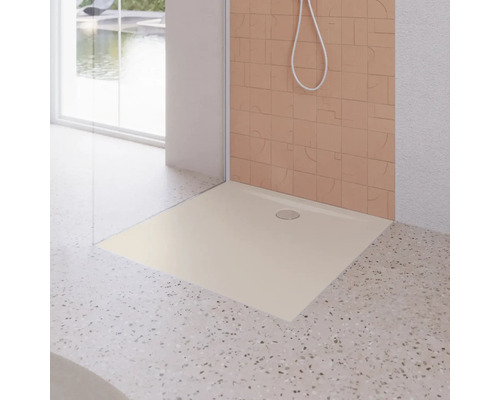 Ebenerdige Dusche mit quadratischer Duschwanne und Duschkopf