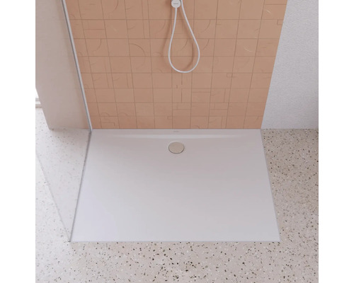 Weisse Duschwanne mit Ablauf in Badezimmer