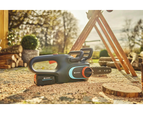 Gardena Akku Kettensäge mit Akku auf dem Boden liegend