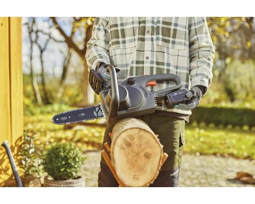 Gardena Akku-Kettensäge mit Holzstamm