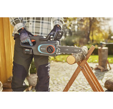 Gardena Akku-Kettensäge mit Holzstamm auf einem Sägebock