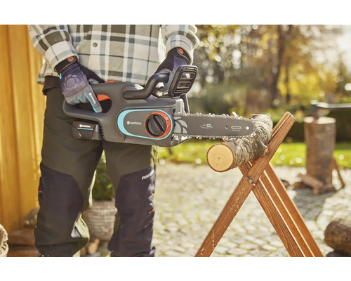 Gardena Akku-Kettensäge mit Holzstamm auf einem Sägebock