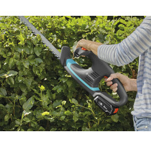 Gardena Akku Heckenschere im Einsatz an einer Hecke.