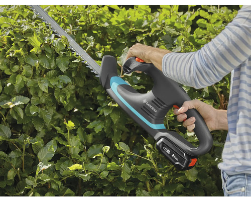 Gardena Akku Heckenschere im Einsatz an einer Hecke.