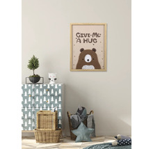 Kinderzimmer mit Kommode und einem gerahmten Bild von einem Bären mit dem Text Give Me a Hug