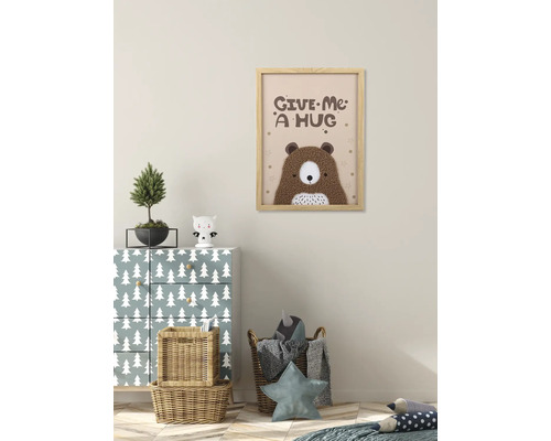 Kinderzimmer mit Kommode und einem gerahmten Bild von einem Bären mit dem Text Give Me a Hug