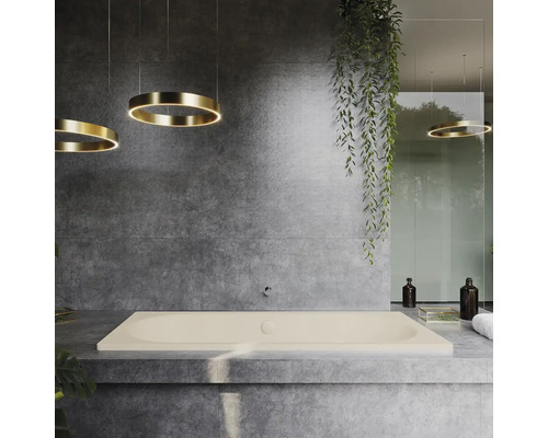 Badezimmer mit rechteckiger Badewanne, grauen Fliesen und ringförmigen Hängeleuchten.