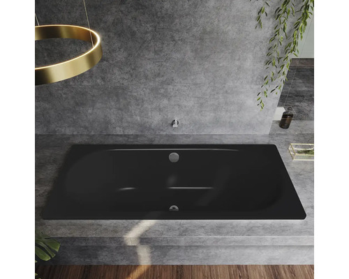 Schwarze Badewanne in einem Badezimmer mit grauen Wänden und dekorativer Beleuchtung