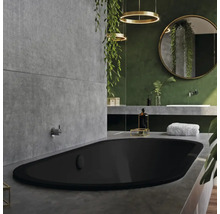 Modernes Badezimmer mit freistehender Badewanne, Waschtisch und Spiegel
