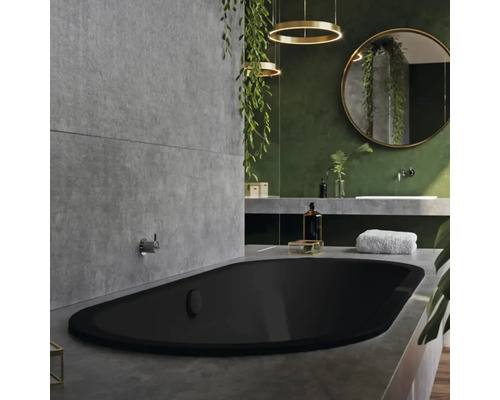 Modernes Badezimmer mit freistehender Badewanne, Waschtisch und Spiegel