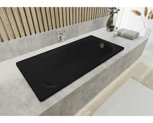 Schwarze Badewanne in einem modern gestalteten Badezimmer.