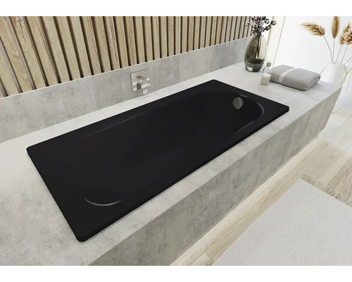 Schwarze Badewanne in einem hellen Badezimmer