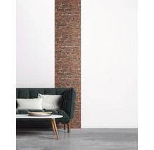 Wohnzimmer mit Sofa, Kaffeetisch und Ziegelwand