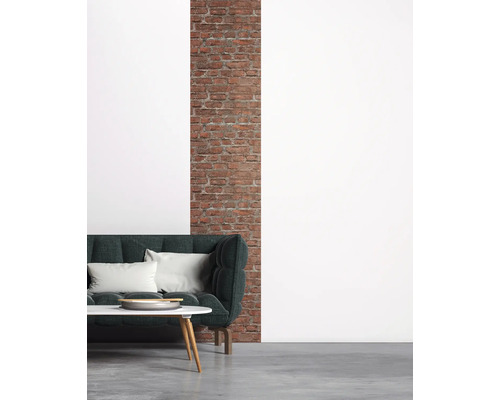Wohnzimmer mit Sofa, Kaffeetisch und Ziegelwand