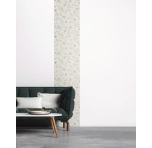 Wohnraum mit floral gemusterter Tapete und Sofa