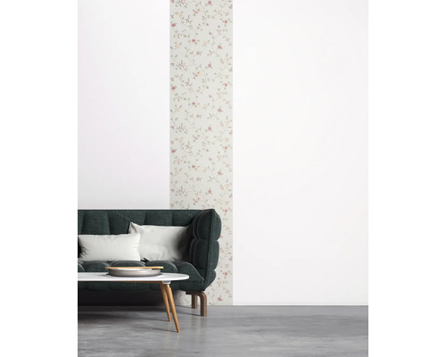 Wohnraum mit floral gemusterter Tapete und Sofa