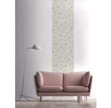 Dekoratives Wohnzimmer mit Tapete, Sofa und Stehlampe