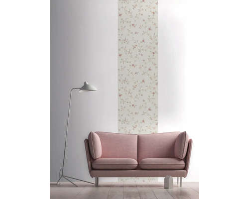 Dekoratives Wohnzimmer mit Tapete, Sofa und Stehlampe