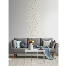 Wohnzimmer mit grauer Couch, weißem Tisch und Blumentapete
