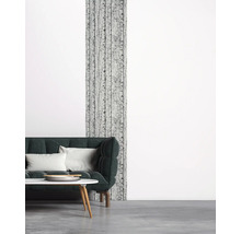 Wohnzimmer mit Sofa, Tisch und Tapete mit Birkenmotiv