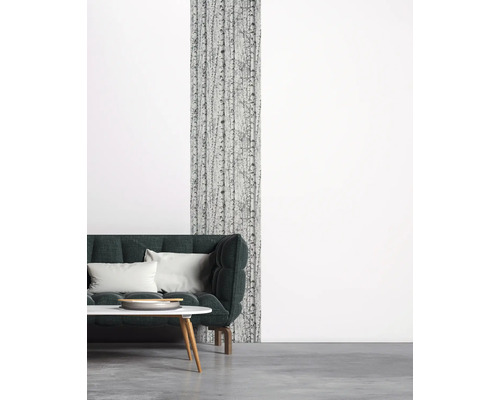 Wohnzimmer mit Sofa, Tisch und Tapete mit Birkenmotiv