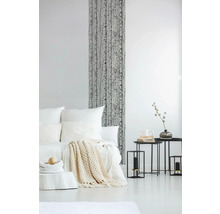 Helles Schlafzimmer mit Bett, Beistelltischen und Vorhang mit Birkenmuster.