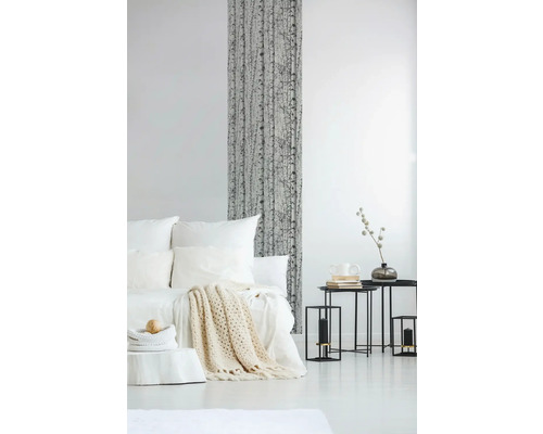 Helles Schlafzimmer mit Bett, Beistelltischen und Vorhang mit Birkenmuster.