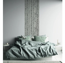 Schlafzimmer mit Bett, Nachttischen und Birkenmuster Tapete