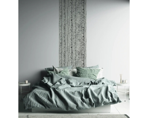 Schlafzimmer mit Bett, Nachttischen und Birkenmuster Tapete