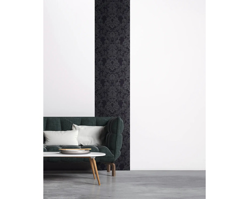 Wohnzimmer mit dunkler Mustertapete und Sofa