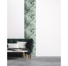 Wohnzimmer mit Sofa, Tisch und Wandtapete mit Pflanzenmuster