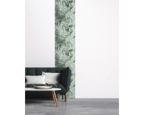 Wohnzimmer mit Sofa, Tisch und Wandtapete mit Pflanzenmuster