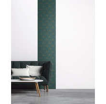 Wohnzimmer mit Sofa und gemusterter Tapete im Art-Déco-Stil