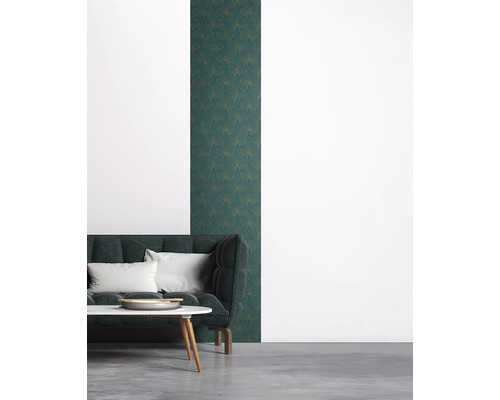 Wohnzimmer mit Sofa und gemusterter Tapete im Art-Déco-Stil