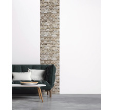 Innenraumszene mit Ziegelwand, Sofa und Tisch