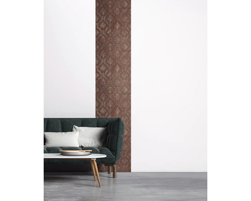 Wohnzimmer mit gemusterter Tapete, Sofa und Tisch